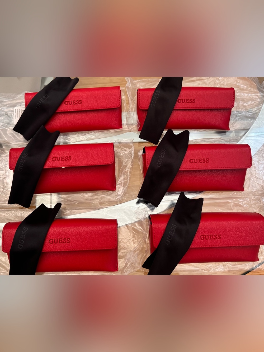 New with tag ,Guess Red  6 pieces Pebbled Fold-Over glass case with cloth